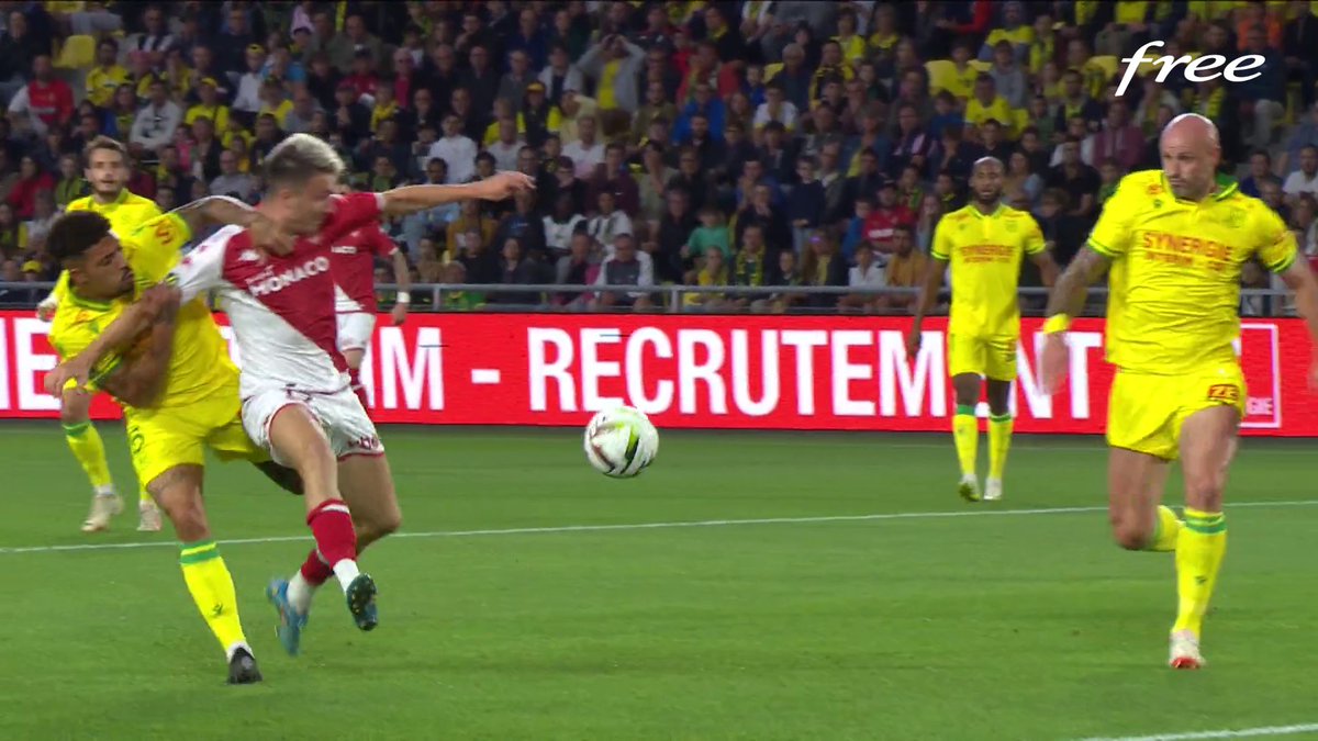 FreeFoot's tweet photo. Action très litigieuse dans la surface, pas de pénalty pour l'@AS_Monaco selon l'arbitre. Et pour vous ? 👀

#FCNASM https://t.co/amemAE7c0y