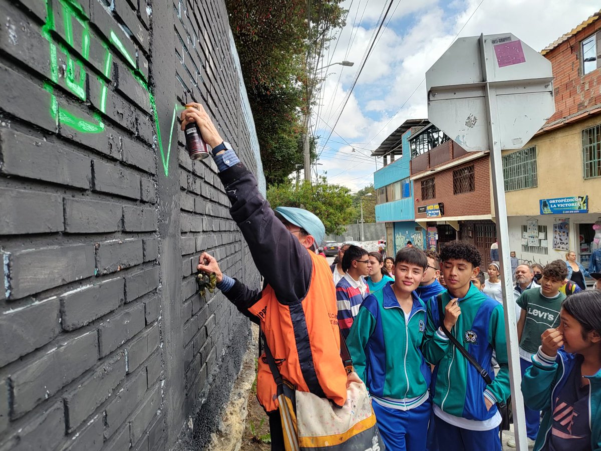 Educacionbogota's tweet photo. 🎯El objetivo de esta toma artística es fortalecer la convivencia y la paz en el territorio.
#JER #INCITAR #LaCiudadYElCampodeNiñasyNiños #ProgramaECO #Familias #RedEsPaz https://t.co/rNx1j0HGey