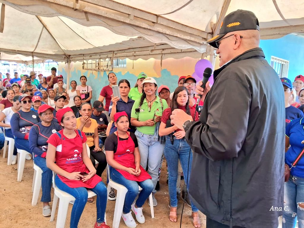 MinAlimenVen's tweet photo. #Sucre | En la Base de Misiones Ezequiel Zamora, municipio Sucre, nuestro pueblo llevó a cabo una asamblea popular llena de alegría con la participación del ministro @LealTelleria, con importantes propuestas que fortalecen la Misión Alimentación.
#MundoMultipolarYPluricéntrico https://t.co/4azitaau53