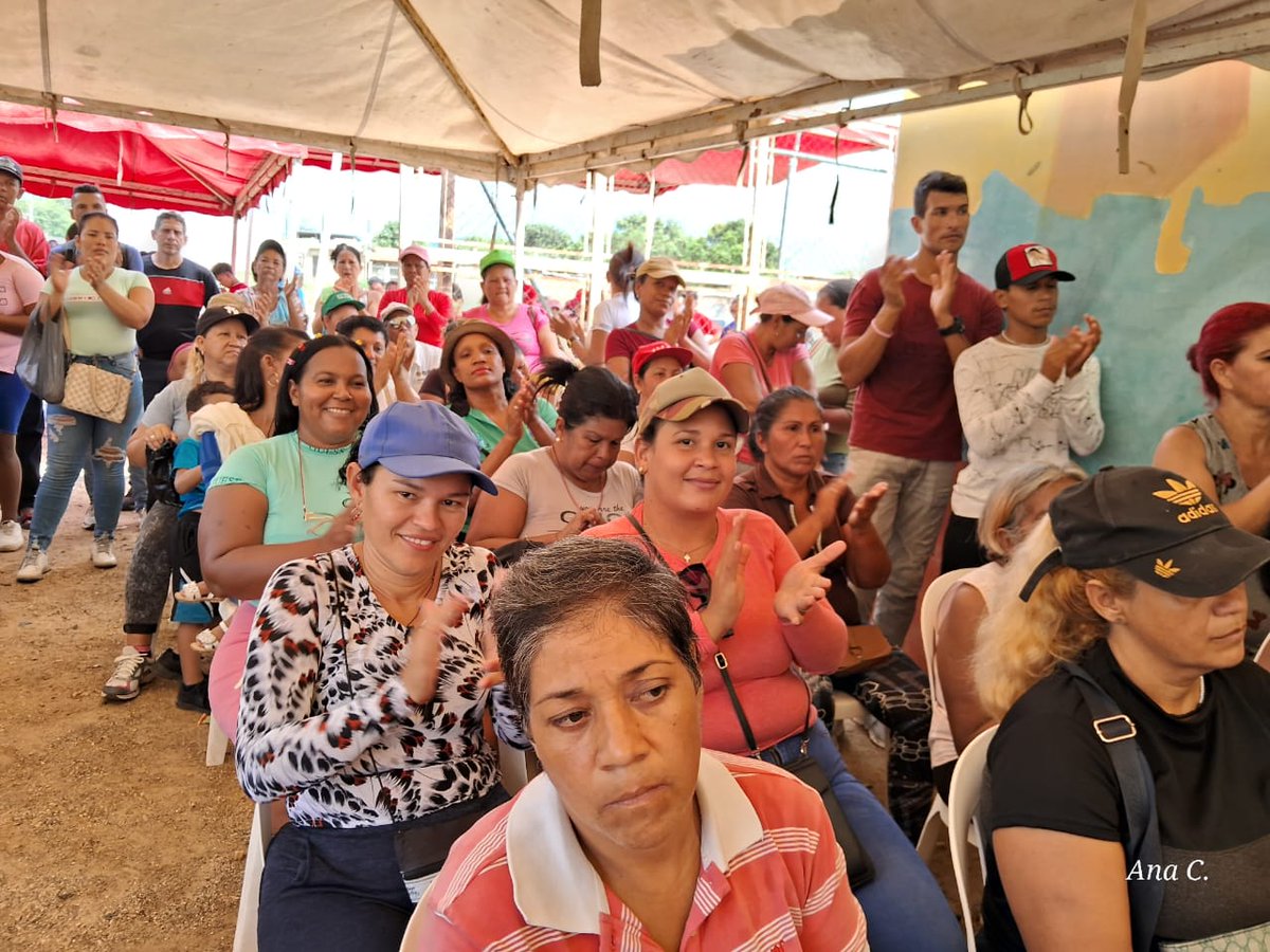 MinAlimenVen's tweet photo. #Sucre | En la Base de Misiones Ezequiel Zamora, municipio Sucre, nuestro pueblo llevó a cabo una asamblea popular llena de alegría con la participación del ministro @LealTelleria, con importantes propuestas que fortalecen la Misión Alimentación.
#MundoMultipolarYPluricéntrico https://t.co/4azitaau53