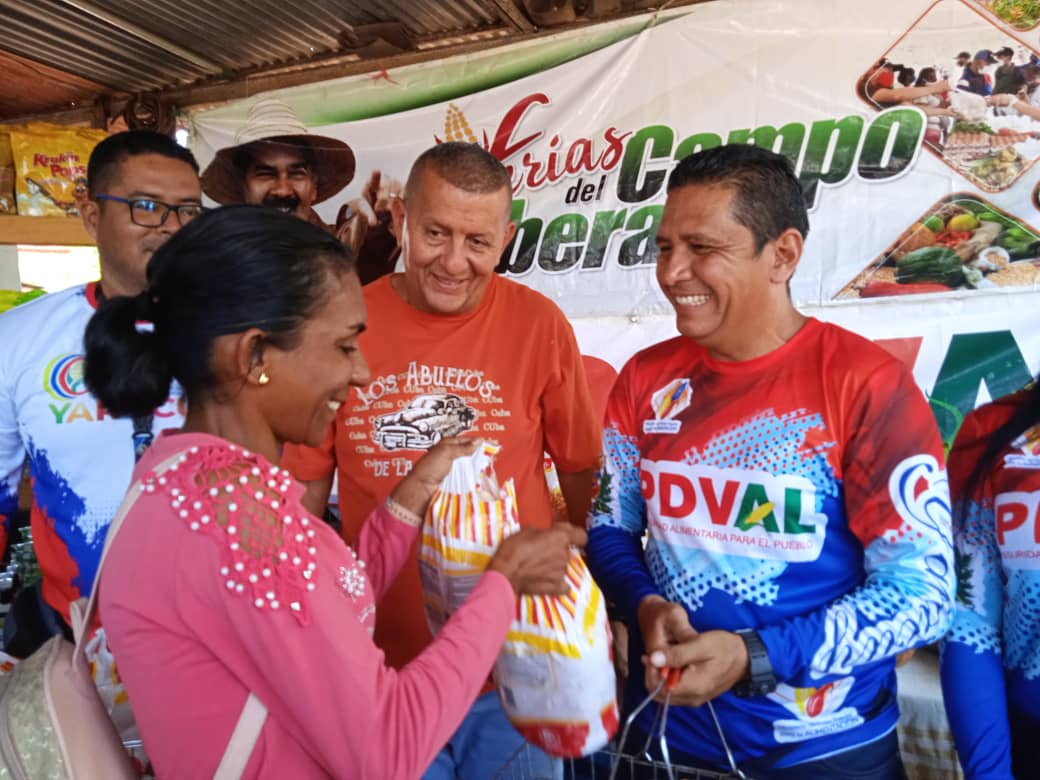 PDVAL_OFICIAL's tweet photo. Hoy #25Ago más de 2 mil 010 familias de Los Colorados en la parroquia Campo Elías, estado #Yaracuy son atendidas a través de las Ferias del campo soberano. https://t.co/PMzpqrAWZa