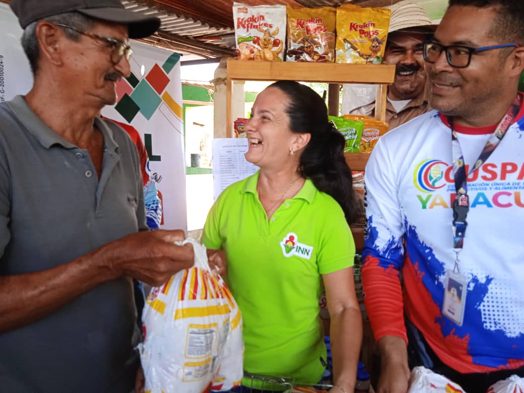 PDVAL_OFICIAL's tweet photo. Hoy #25Ago más de 2 mil 010 familias de Los Colorados en la parroquia Campo Elías, estado #Yaracuy son atendidas a través de las Ferias del campo soberano. https://t.co/PMzpqrAWZa