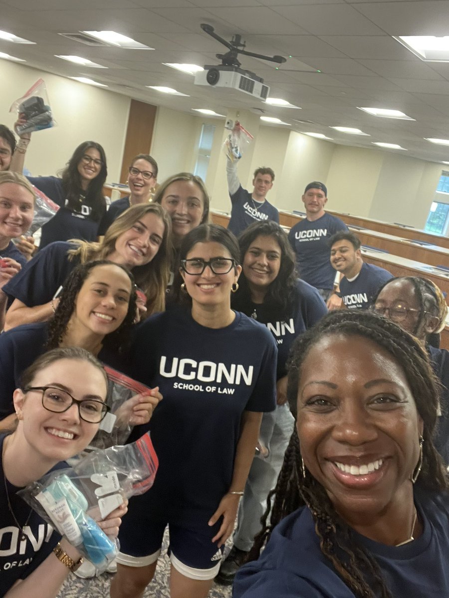 DeanEboniNelson's tweet photo. Couldn’t imagine a better way to end @UConnLaw’s orientation activities than participating in community service projects benefiting teachers, students, children, members of the military, &amp; those who find themselves w/o a home. Heart is so full! 💙#OfTheCommunity #ForTheCommunity https://t.co/DVoY9sALY9