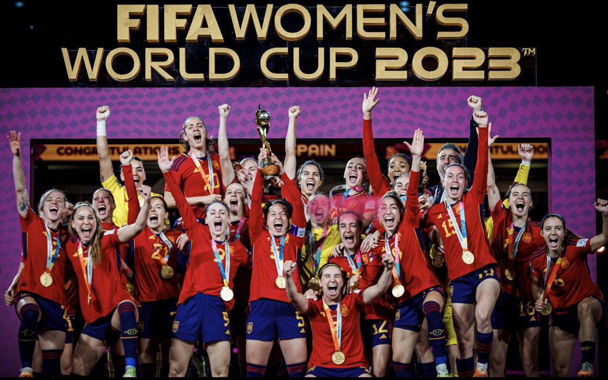 valorena's tweet photo. El domingo hicisteis historia siendo las campeonAAAAAs del mundo @SEFutbolFem, hoy seguís haciendo historia. #seacabo #dignidad #ComunicadoOficial https://t.co/HOGESX77d9