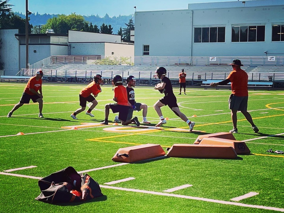 We’re talking Roseburg high school football with head coach, Dave Heuberger on the Umpqua Basin Tailgate Show. Tune in now! #UmpquaPreps #opreps v7player.wostreaming.net/1057