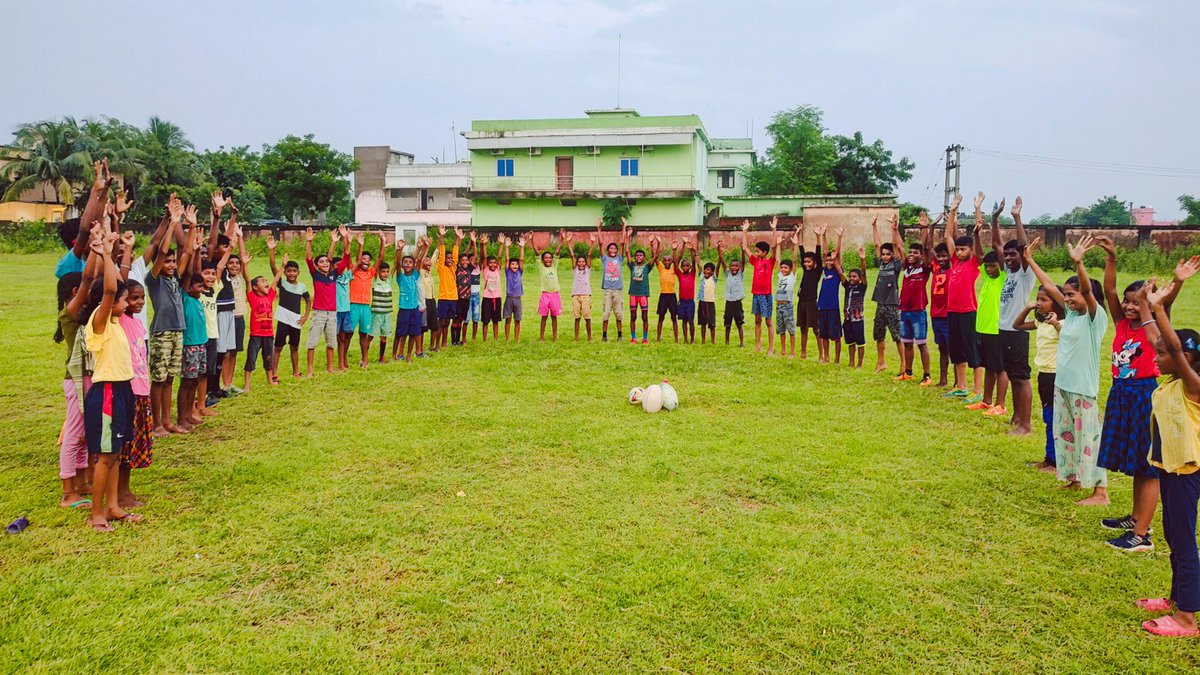 MayurbhanjRugby's tweet photo. Day 5️⃣ Free #Communitylevel #Rugbytraining in Baidaposi Stadium #Rairangpur Block is over. More than five days to go. Children are excited as they are able to learn the rules . 😊❤️🏈🙌🏻
#Rugby #grassrootsrugby #grassrootstraining #rugbyindia @Vkpandianfancl1 @DM_Mayurbhanj https://t.co/h1JCURHxkp