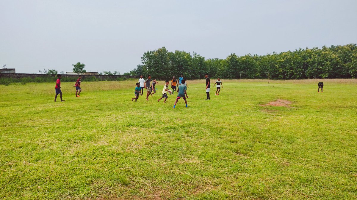MayurbhanjRugby's tweet photo. Day 5️⃣ Free #Communitylevel #Rugbytraining in Baidaposi Stadium #Rairangpur Block is over. More than five days to go. Children are excited as they are able to learn the rules . 😊❤️🏈🙌🏻
#Rugby #grassrootsrugby #grassrootstraining #rugbyindia @Vkpandianfancl1 @DM_Mayurbhanj https://t.co/h1JCURHxkp