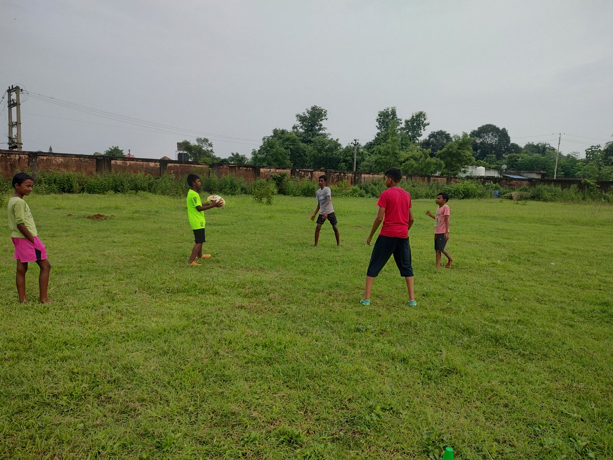 MayurbhanjRugby's tweet photo. Day 5️⃣ Free #Communitylevel #Rugbytraining in Baidaposi Stadium #Rairangpur Block is over. More than five days to go. Children are excited as they are able to learn the rules . 😊❤️🏈🙌🏻
#Rugby #grassrootsrugby #grassrootstraining #rugbyindia @Vkpandianfancl1 @DM_Mayurbhanj https://t.co/h1JCURHxkp