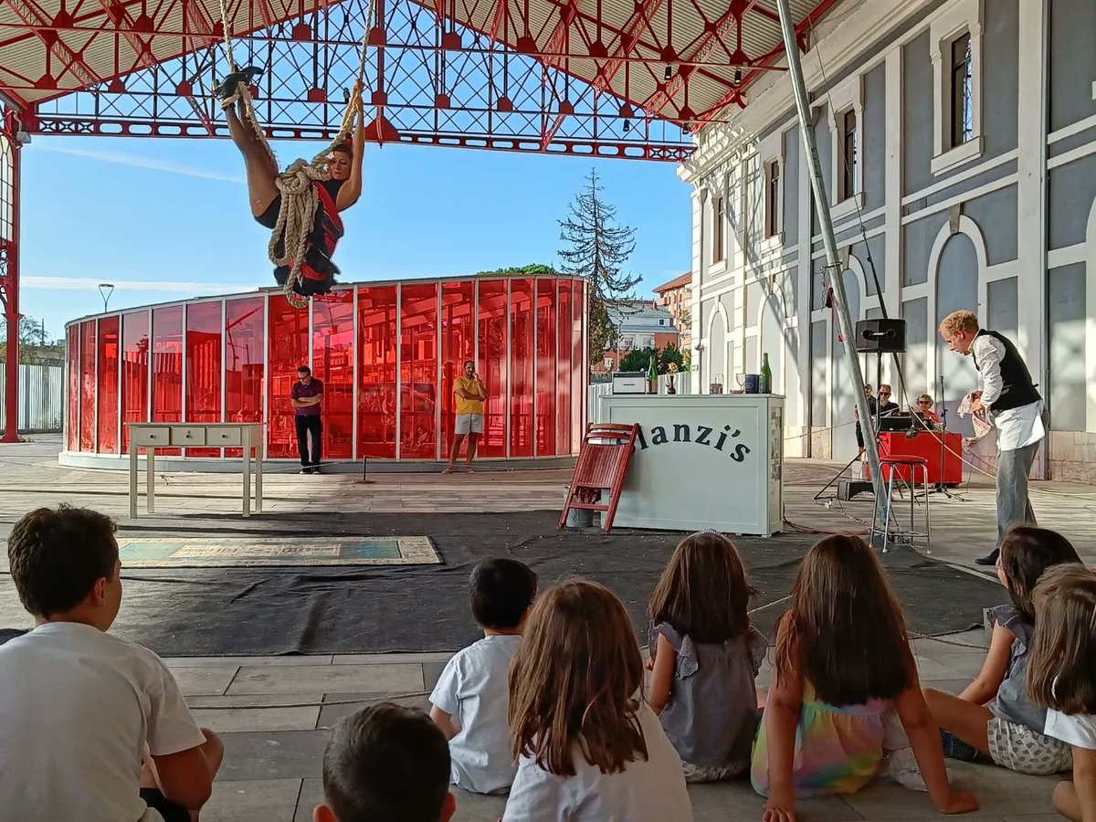 AytoLeonCultura's tweet photo. Que sí, que este verano estamos disfrutando de lo lindo de la cultura en la calle. ¡Y qué bien lo estamos pasando! Hoy hemos convertido en escenario la antigua estación de tren con la cía. E1nz, de Suezia,   que ha llegado a #LeónEsp con espectáculo de altura 😉

#FCPLeón2023 https://t.co/sRA7g0Fe4Z