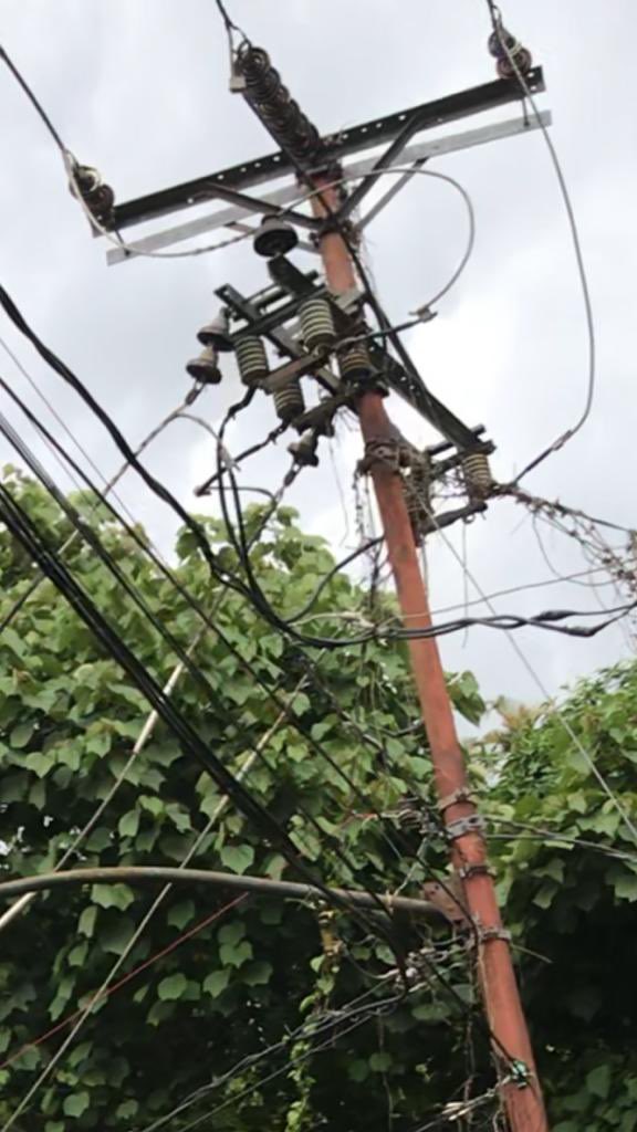Asoripotovecino's tweet photo. Atencion @CorpoelecInfo CABLES DE ALTA TENSION tendidos, sobre el piso de la av . Tamanaco . Urb. Oripoto.Mun. El Hatillo. 🆘 Grave peligro en la zona ! @ElHatillo @eliasayegh @perlalopez @ServiciosEH https://t.co/Y32zP7hfxj