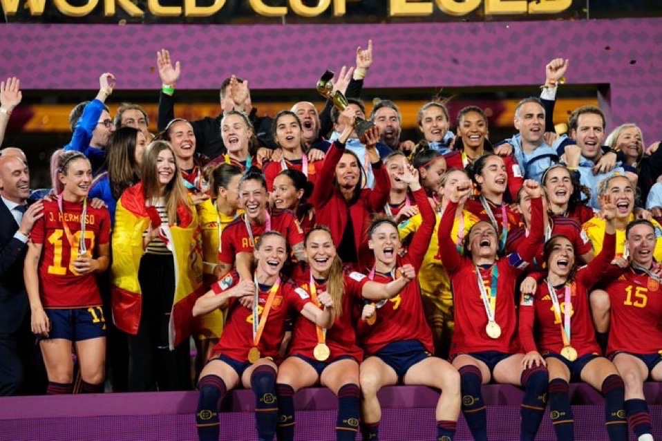 porktendencia's tweet photo. #SeAcabó:
Porque más de 80 futbolistas españolas, entre las que se encuentran las campeonas del mundo, comunicaron que no jugarán más con su selección mientras continué la actual directiva de la Federación Española de Fútbol. https://t.co/omX2eIE987