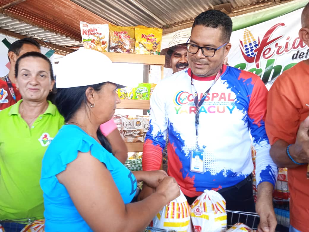PDVAL_OFICIAL's tweet photo. #25Ago Con el trabajo articulado de 6 Comités Locales de Abastecimiento y Producción (#CLAP) distribuimos más de 16 toneladas de alimentos de producción nacional en el municipio Chivacoa del estado #Yaracuy. https://t.co/Vhjqbhn3d9