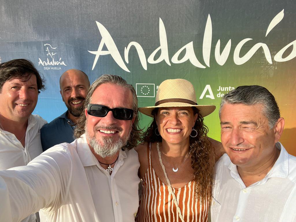 victorggpp's tweet photo. Las #carrerassanlucar, #Andalucía, son una auténtica joya desde 1845. 

Vivirlas es sentirlas, disfrutarlas y soñarlas.

Y si además las compartes con amigos, mejor.

#nodejesdeir @andaluciajunta, @turismoand. https://t.co/NqXXfliLwr