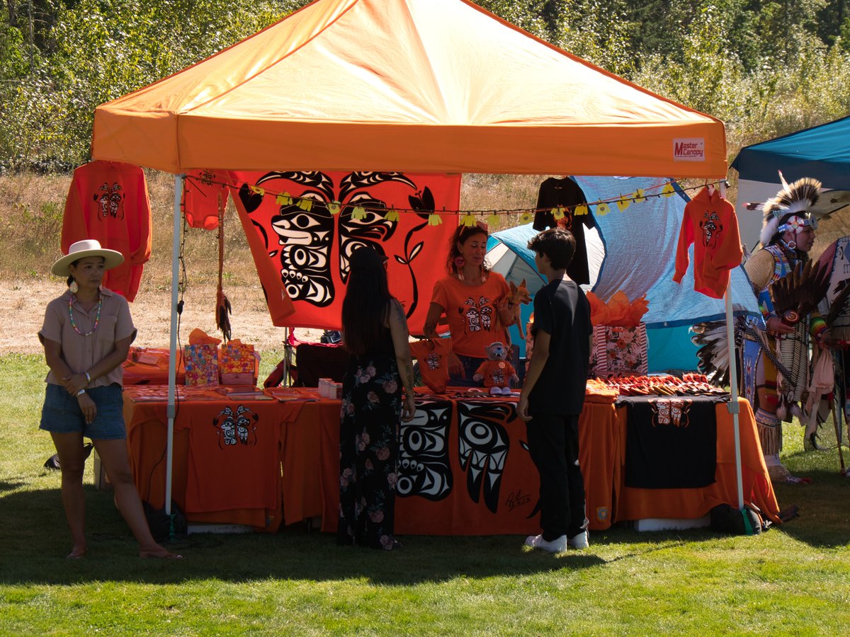 OrcaCoveMedia's tweet photo. Behind-the-scenes of Sweet Summer Pow Wow.
Featured: Victoria Orange Shirt Day, Aunt Bab's Fry Bread Stand, Local Artist Bearhorne.

Images by Gavin Andrews https://t.co/gwXqzK8dLd

#SweetSummerPowWow
#IndigenousMedia
#IndigenousCast
#OrangeShirtDay
#BehindTheScenes https://t.co/CBqOt6DK2S