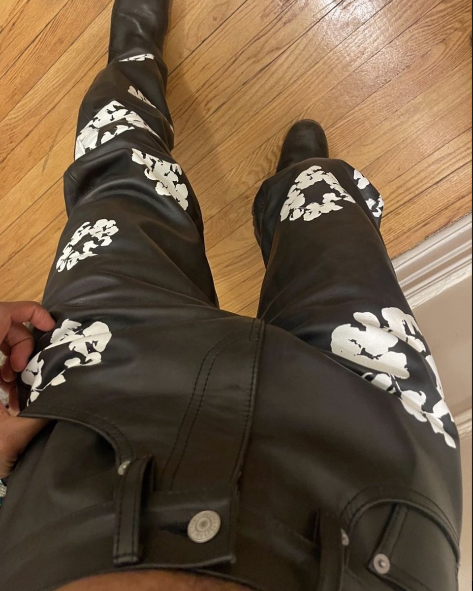 StreetFashion01's tweet photo. First Look: Denim Tears x Levi’s Leather “Cotton Wreath” Pants!🖤 https://t.co/9XOF4IypsO