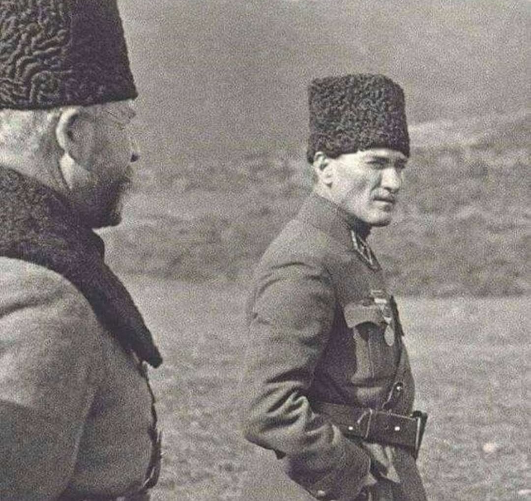 O, saati sordu.
Paşalar: "Üç" dediler,
Sarışın bir kurda benziyordu.
Ve mavi gözleri çakmak çakmaktı.
Yürüdü uçurumun basına kadar,
eğildi, durdu.
Bıraksalar
İnce, uzun bacakları üstünde yaylanarak
ve karanlıkta akan bir yıldız gibi kayarak
Kocatepe'den Afyon ovasına atlayacaktı