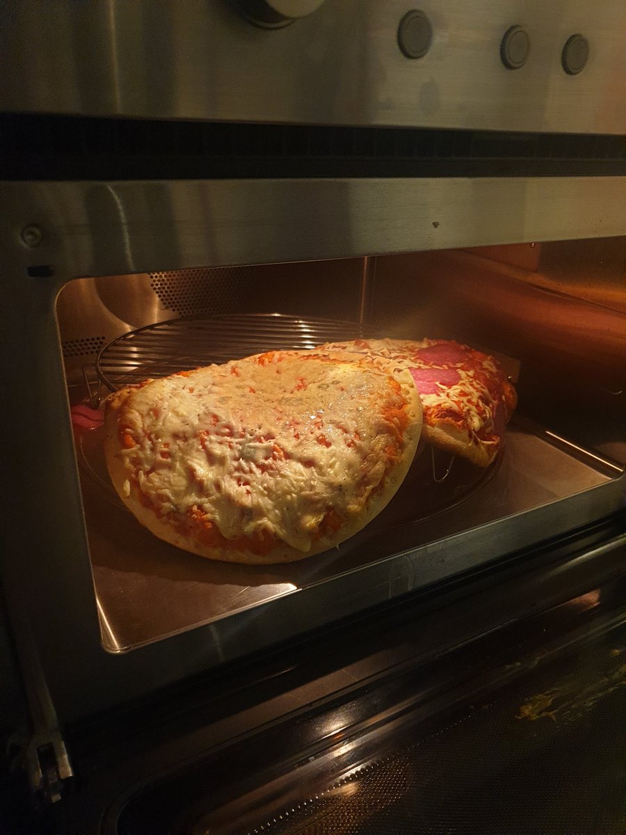 Wenn <a href="/Lyrixfnr/">Lyrix</a> Pizza macht 🥲