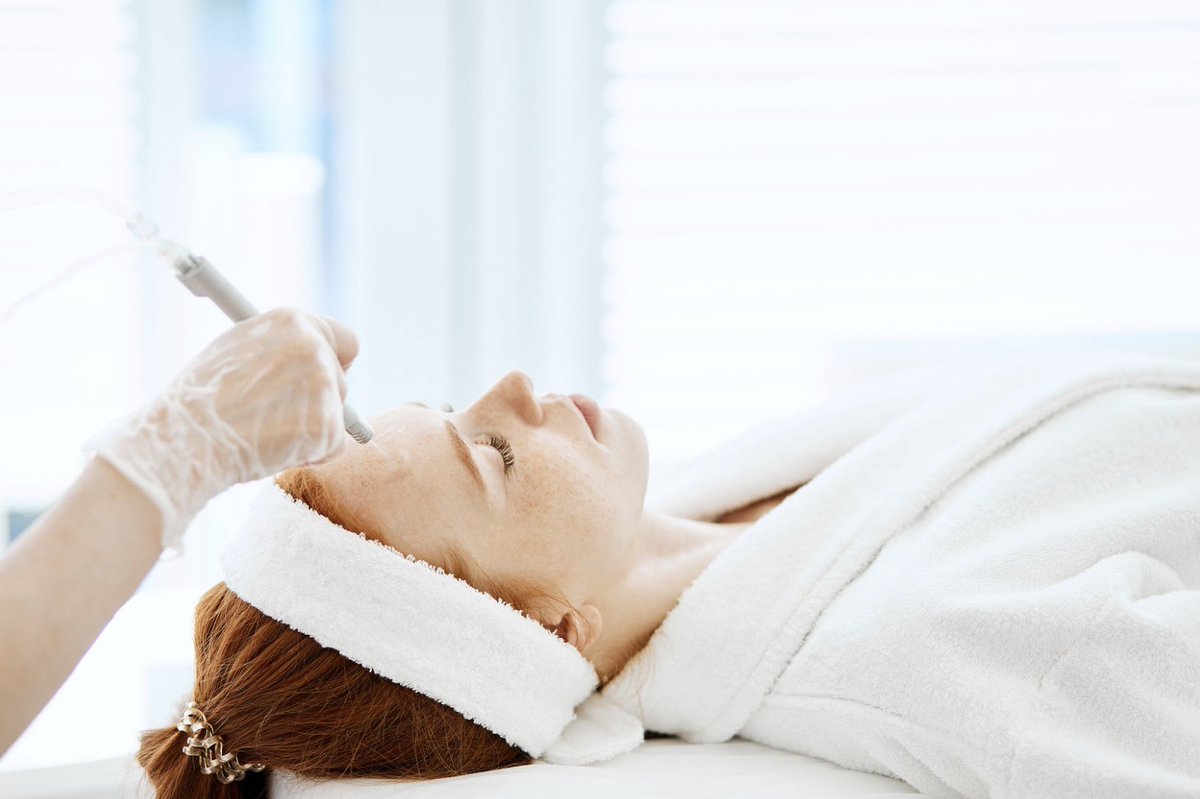 FOYMediSpa's tweet photo. #FunFactFriday: At age 25, your body's collagen levels start to decrease, which means the first signs of fine lines will appear.

In your skincare regime, it's best to include antioxidants like Vitamin C and treatments like Microdermabrasion. https://t.co/iM7nrSzan4