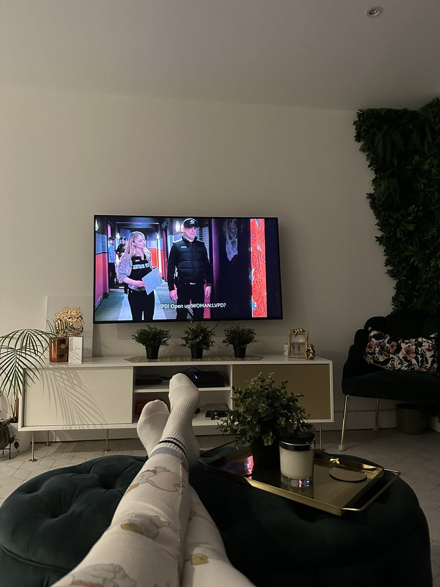 Watching re-runs of CSI is still the best way to spend a Friday night. 🤷🏽‍♀️