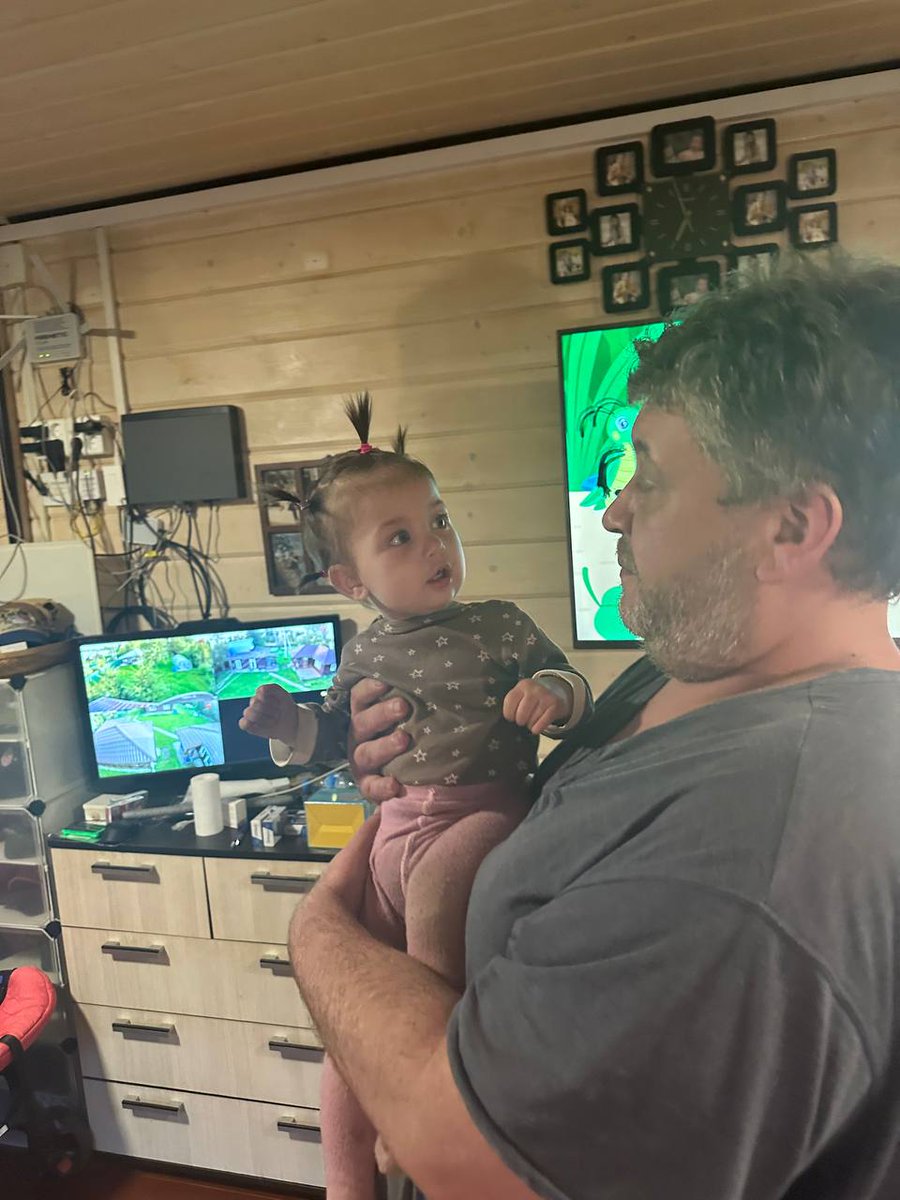 Блин,это оч прикольное состояние конечно)Это твой отпрыск))Ты с ним тусишь,как с равным))Но при этом все банальные заботы на твоем более старшем крапале))Быть дедом оч круто))