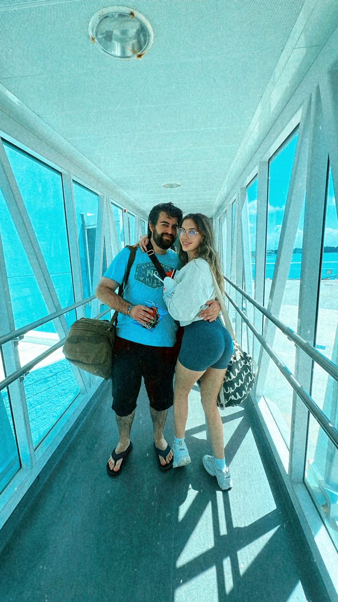 selenaelyse's tweet photo. cruise w my bestie!! https://t.co/DteYV7MJy5