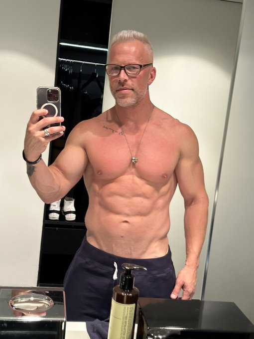 Watch Scott Blokker's leaked NSFW photo on TwXstars