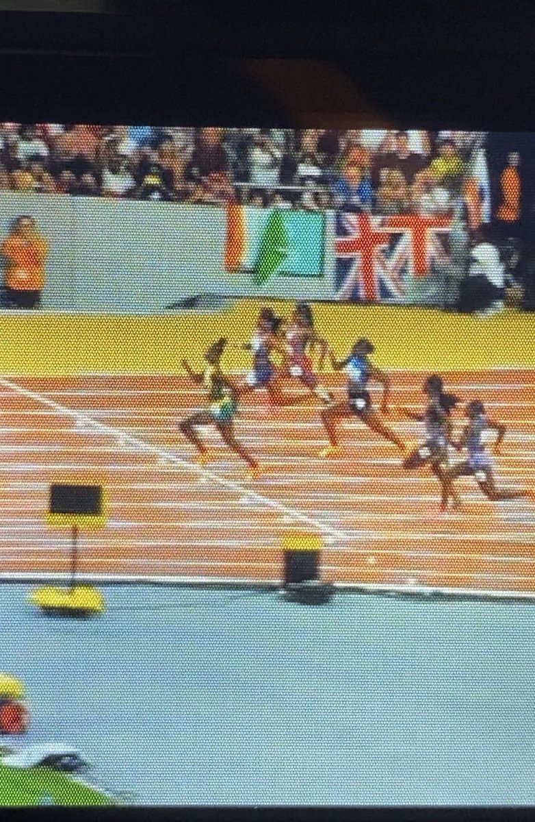 pjvazel's tweet photo. 21.34 = 11.11 + 10.21 Griffith-Joyner*
21.41 = 10.97 + 10.44 @sherickajacko (not 11.05)
#Budapest2023

(* IAF biomec report had 11.18 but Omega photo-finish set-up on the mid way line (!) in Seoul had 11.11 which is backed up by IAF films and videos of tte race) https://t.co/yvv9DTkaMX