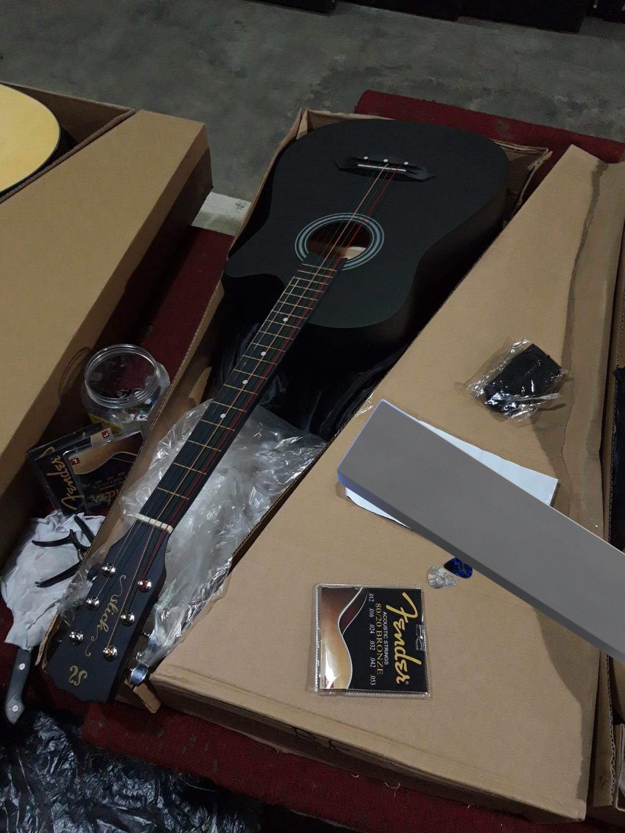 drmcarts's tweet photo. wts lfb ph ( not kpop related )
𓏔 acoustic guitar 
⤷ ₱ 1,500

— onhand
— standard action &amp; has trussrod
— also includes capo &amp; replacement for the strings
— issue: bag has no zipper but the rest is in good condi
— dm for condi
— mod: jnt
— mop: gcash https://t.co/LfQK5Zuz62