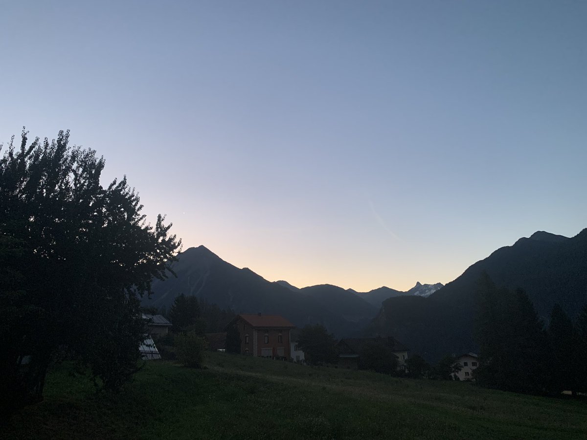 Der Grösste gratuliert dem Höchsten! 

ER freut sich schon auf dessen Besuch
mit allen MuchadorInnen wie dem <a href="/ChristianRuch/">Christian Ruch 📯</a>,
dem <a href="/luzischutz/">Luzi C. Schutz</a> und allen andern,
sie werden IHN mit Freud bewandern!

#Muchetta #Goat #Standespräsident 
…
🎼🎶