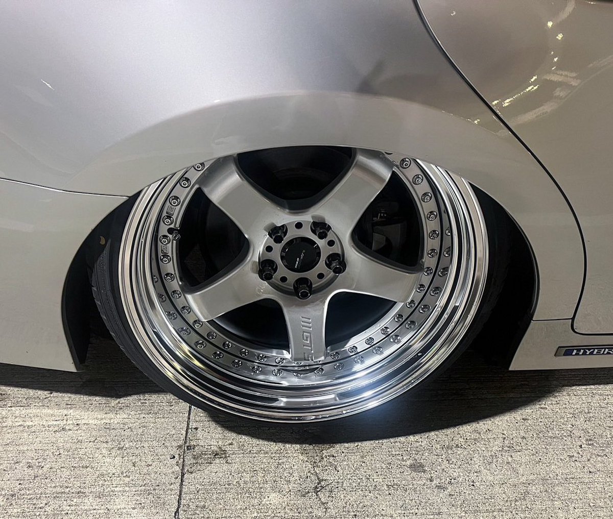 nasu___5's tweet photo. やっとお披露目🌚🩶
GS450h × silverサンルーフ
ploomエアサス
wheel GT5
納車からエアサス組み付けホイール購入、制作に携わって頂いたMOONTECHさん【@hikaru1511 】
紹介して繋げてくださったまさひろさん【@Masahir87018939 】
アーム組み付けしてくれた翔樹【@sho__mf 】
ありがとうございました😭 https://t.co/dUcBtBFJv4