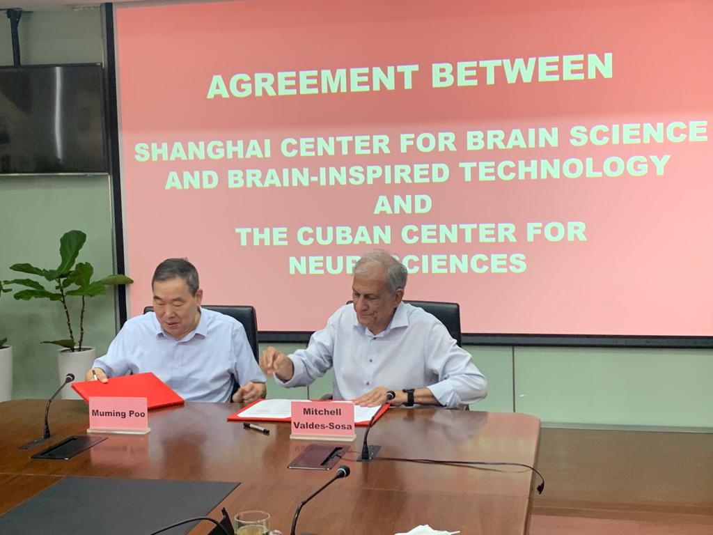 Durante la visita de los científicos cubanos a #Shanghái, se firmó un acuerdo entre el Instituto de Neurociencias de Shanghái y el Centro de Neurociencias de Cuba, rubricado entre los doctores Muming Poo y Mitchell Valdés. #CubaEsCiencia