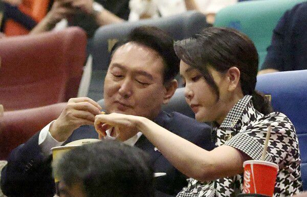 尹, 강남 식당서 450만 원 밥값...법원 "대통령 영화비, 식사비 공개하라" amn.kr/45160