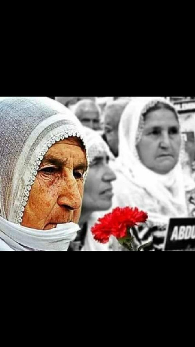 Herseyden vazgeçtiler ama evlatlarını aramaktan asla vazgecmediler ta'ki son nefeslerine kadar annelerimiz onurumuzdur✌️
#CumartesiAnneleri962Hafta
#DayîkênŞemîyê 
#CumartesiAnneleri