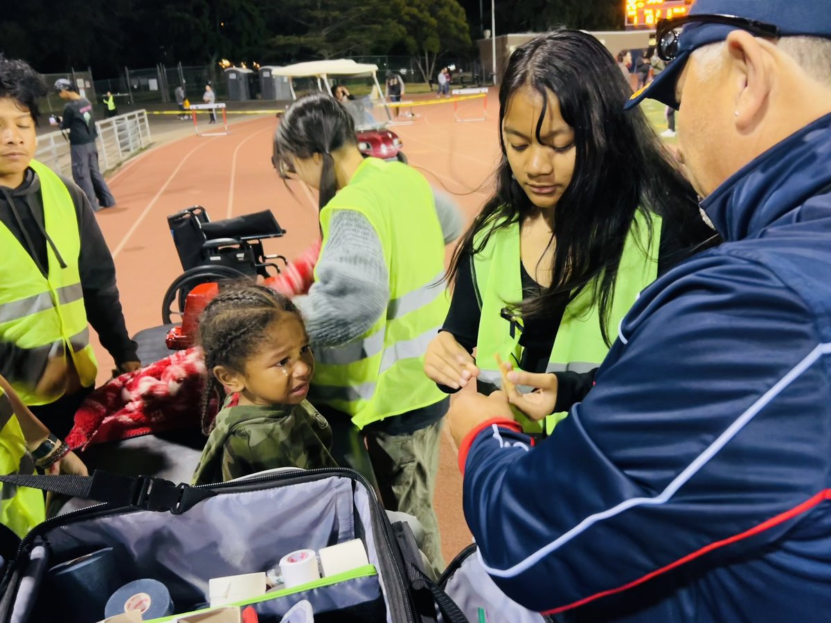 Another win for @mdhs_football tonight 🏈 great effort from both teams! Special shout out to @mtdiablohs medical team for supporting our student athletes, as well as taking care of boo boos & owies.. we may have some future pediatrician in training🫶🏽 #mdhsFootball #mdhsScholars👏🏽