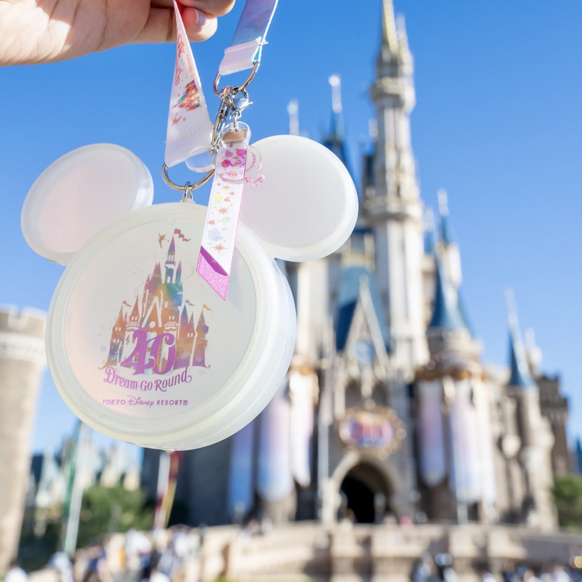 MezzoMikiD's tweet photo. ホワイトデザインのミッキーシェイプ登場！
「東京ディズニーリゾート40周年“ドリームゴーラウンド”」新作ミニスナックケース販売中☆
https://t.co/2mh2pIaVRV https://t.co/1Z2lx8Vf7b