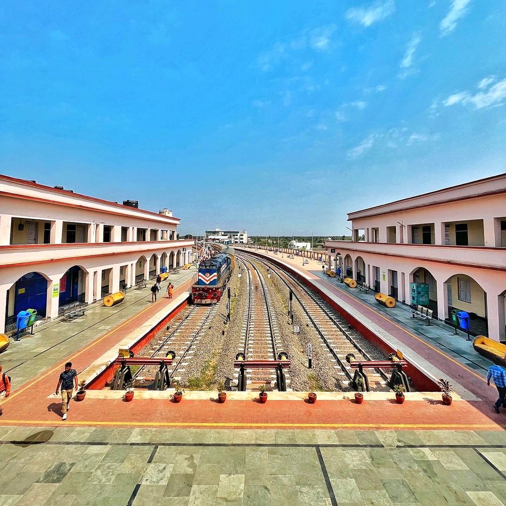 Today's #railway #photo - the clean and beautiful Somnath railway station terminal at Veraval which looks so symmetric and pleasing to the eyes - in the jurisdiction of @DRM_BVP in @WesternRly! Pic courtesy, Avinash Patil! #IndianRailways #trains #photography @GujaratTourism