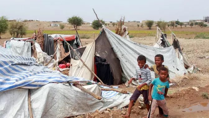 « Quel avantage y a-t-il à ce que la table du Christ soit chargée de vases d'or, tandis que lui-même meurt de misère ? Commence par rassasier l'affamé et, avec ce qui te restera, tu orneras son autel. » St Jean Chrysostome sur l’Év. de Matthieu.
#Discerner le Corps du Christ