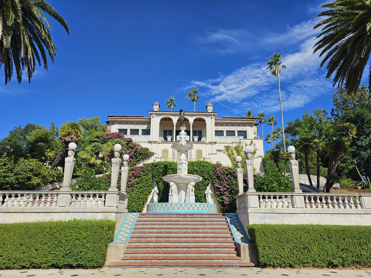 Sunday 3 September Today’s Daily Picture Theme is ‘Front' RT or reply with your own photo Tomorrow’s theme will be ‘Golden' #DailyPictureTheme #Front of Hearst Castle!