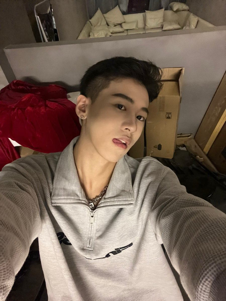 Feng10191019's tweet photo. 不想开学🖕 https://t.co/oLHFB5AnQv