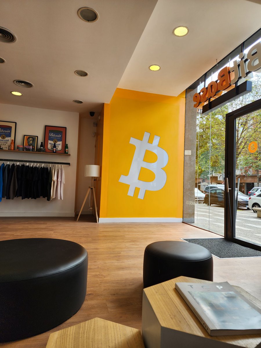 PreacherBTC's tweet image. #bitbase Spain, there are dozens of these stores across Spain #Bitcoin 👌
