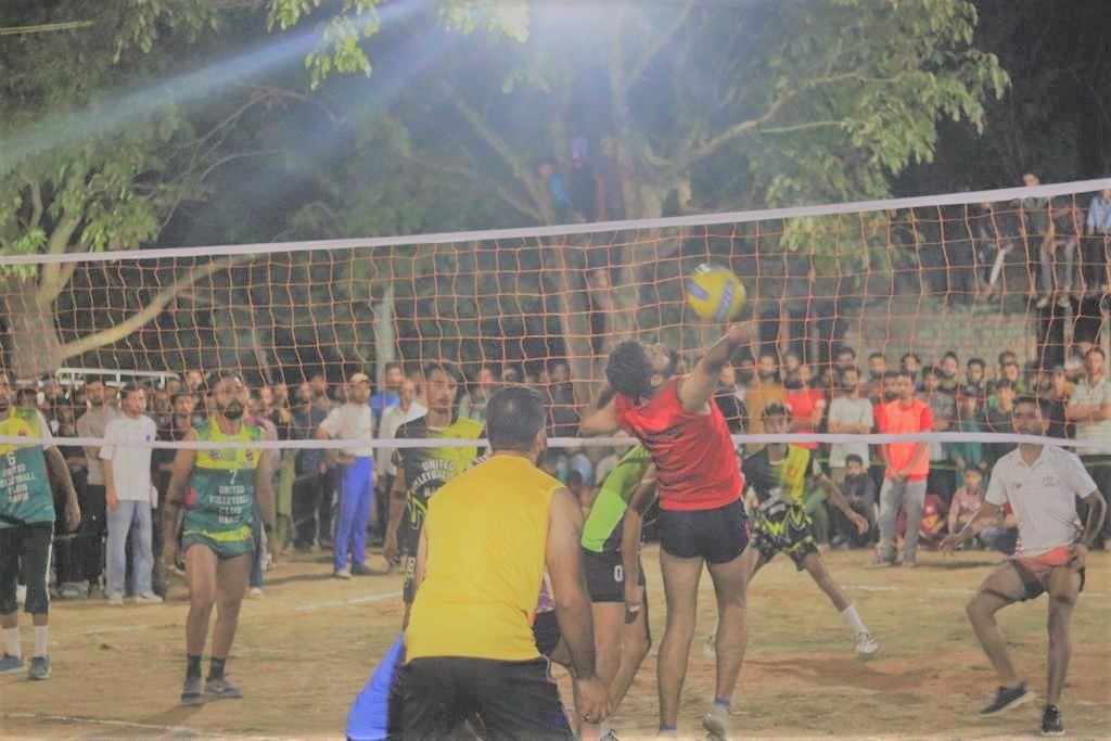 #ChinarWarriors organised a 'Night Volleyball Tournament' in Nutnussa, #Handwara for the #youth of #Kashmir. A total of 16 teams enthusiastically participated in the #tournament, which aimed to promote #sports and #physical activities as the cornerstone for a healthy lifestyle.…