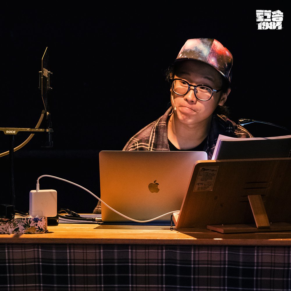 🎤 #토크송1984 #무대사진공개 #폐막까지_1일

"8월 20일 월요일, 저녁 아홉 시 사십 분."

- 영상연출 및 오퍼레이터 #임진성

-
 
한국문화예술위원회 공연예술중장기창작지원 선정작✨
연극 <토크송 1984>
2023.8.24~9.3
대학로선돌극장