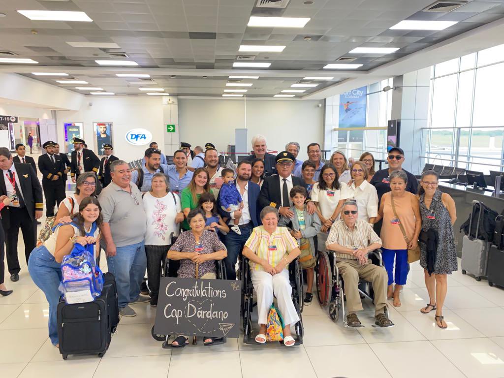 aacelsalvador's tweet photo. Este día, el Capitán Carlos Dardano finaliza un periodo dedicado a la aviación civil de nuestro país, que durante 49 años conectó a los salvadoreños con el mundo. 

Hoy, se retira dejando un gran legado nacional e internacional a la industria de la aviación.

✈️👨🏻‍✈️🌍 https://t.co/SaT69uSznP