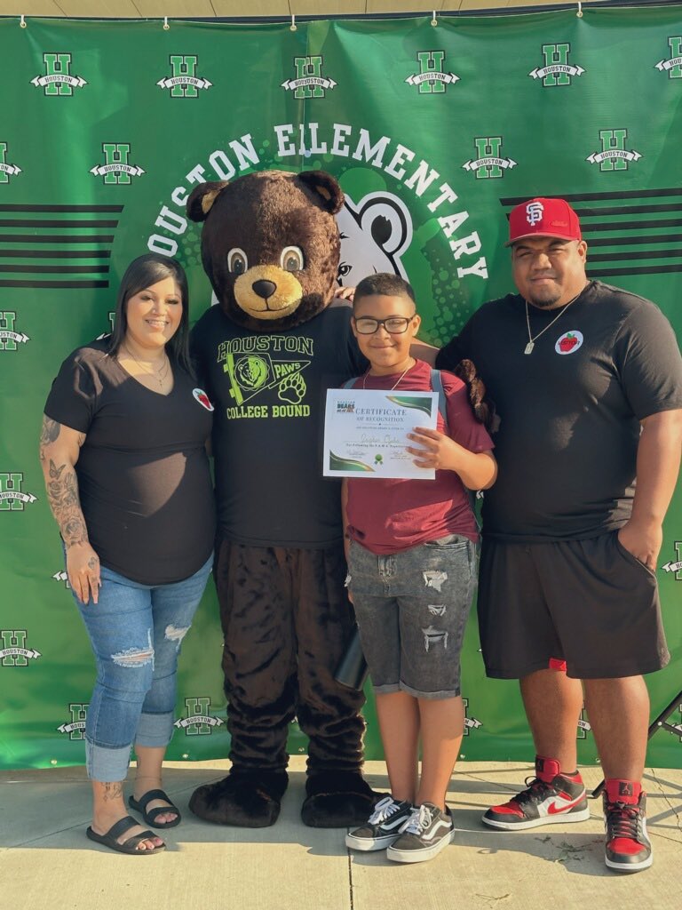 SaenzHouston's tweet image. Such a PAWS-itive day! 🧸🤎#firstassembly #gobears