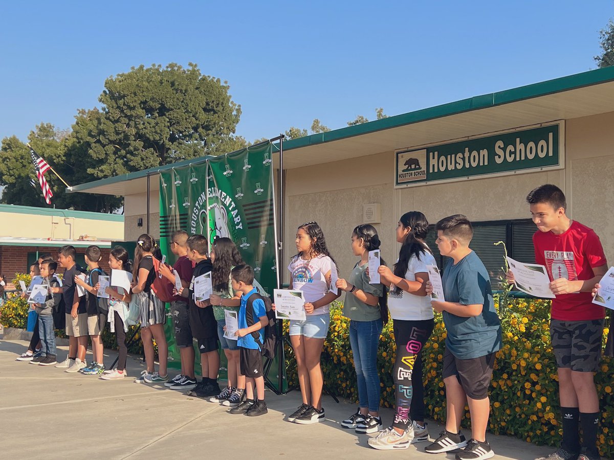 SaenzHouston's tweet image. Such a PAWS-itive day! 🧸🤎#firstassembly #gobears