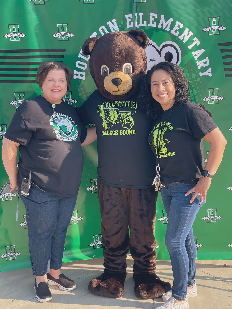 SaenzHouston's tweet image. Such a PAWS-itive day! 🧸🤎#firstassembly #gobears