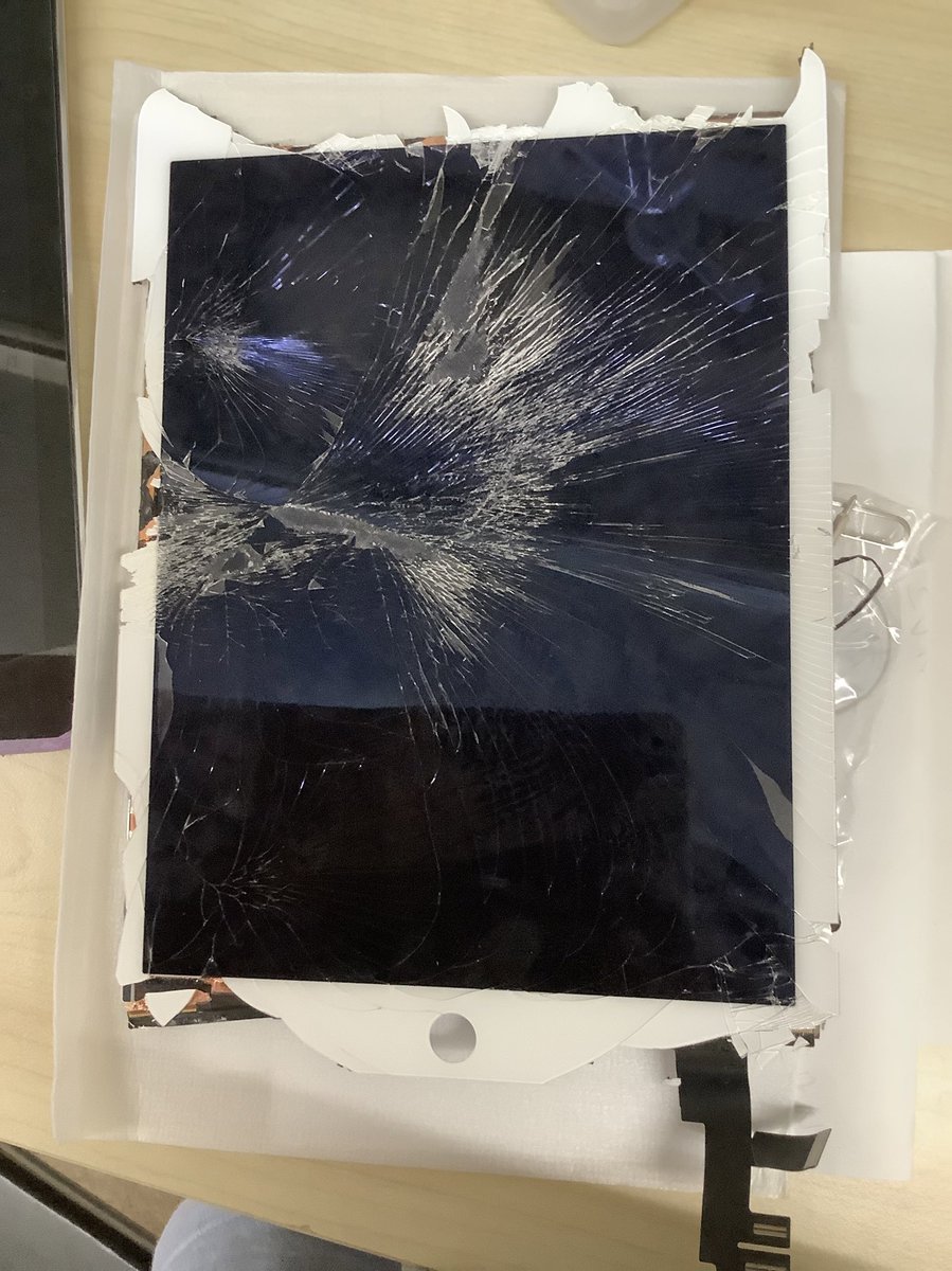missiiusagi0531's tweet photo. さっそくのご反応ありがとうございます。。

こちらがbefore→afterです
(…ぉ！？

#iPad #iPadAir2 #液晶交換 #自身修理 https://t.co/r8YH5pAWc8