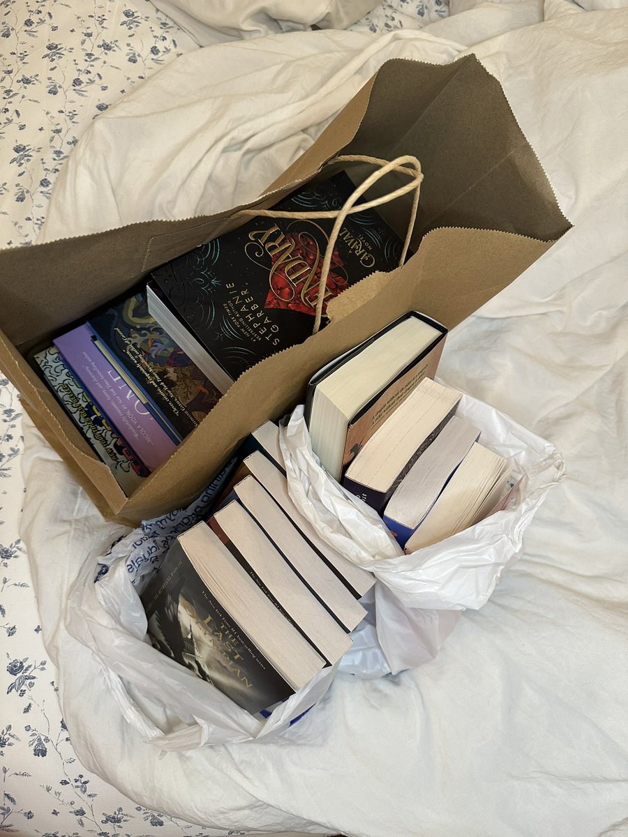 GIVEAWAY 📖

I will choose 1 person to receive a book of their choice. Just like, retweet &amp;follow (I do this bc it makes it much easier to reach the winner when they get picked). 

I’ll choose someone on September 15th…I’ll be doing giveaways like this one throughout this year!