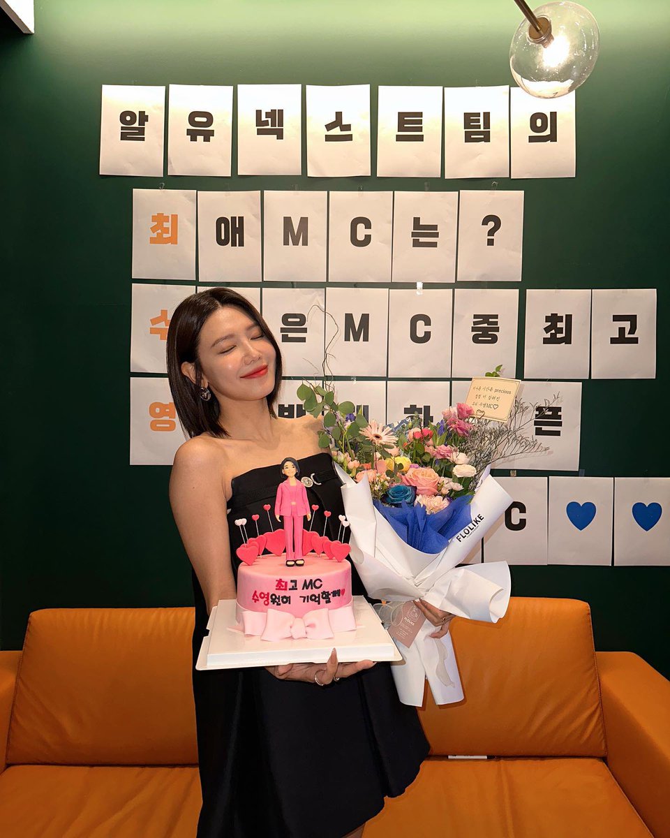 SNSD_0805's tweet photo. [INSTAGRAM] sooyoungchoi:

‘Cheer me up, 널 믿어’수없이 되새기던 말 
서툰발걸음이  자유로워지는 Timing
Now ‘아일릿’ we gotta aim high🏃🏻‍♀️

파이널 라운드의 ‘aim high’ 가사를 쓰면서 떠올렸던 모든 연습생들의 표정이 오랜시간 마음에 남을 것 같아요. 무대 중간 중간 뒤돌아 잠시 숨고르기를 하던 그때 , 진심으로 설레어 하던 그 표정을 바로 옆 MC석에서 지켜 보며 저 또 한 무대에 대한 소중함과 설렘을 떠올리던 시간이었습니다. 걸그룹 ‘아일릿’ 의 새로운 시작과 데뷔의 꿈은 이루지 못했으나 한명한명 보석같은 연습생들의 더 큰 성장과 꿈을 응원하겠습니다💗 #RuNext #알유넥스트 #모두수고하셨습니다

https://t.co/7kjZZ0w3YF