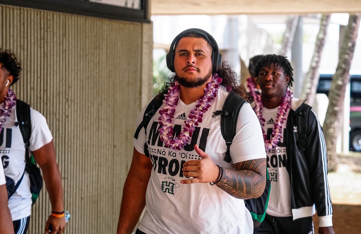 HawaiiFootball's tweet photo. #MauiStrong 💪💚 https://t.co/c3wTDwZfbq